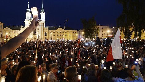 Lenkijoje tūkstančiai žmonių protestavo prieš teismų reformas