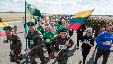 &Scaron;iauliuose vyko tradicinis bėgimas naikintuvų kilimo-tūpimo taku &bdquo;Runway Run 2018&ldquo;