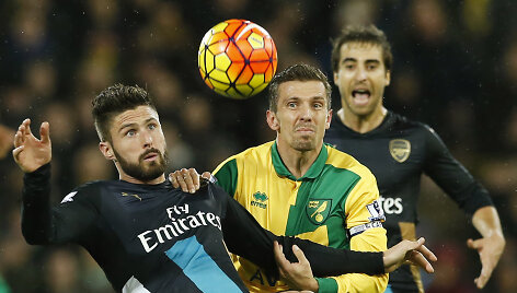 Olivier Giroud ir Gary O'Neilas
