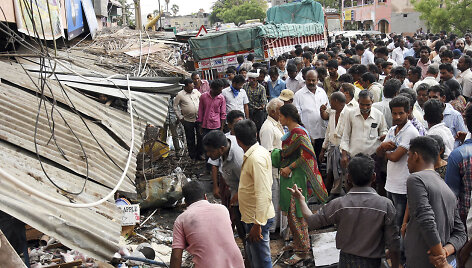 Indijoje sunkvežimis įsirėžė į minią ūkininkų