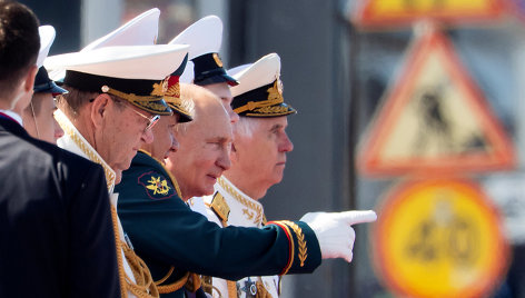 Laivyno parade apsilankęs V.Putinas pažadėjo naujų laivų Rusijos kariniam jūrų laivynui