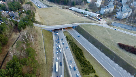 Automobilių spūstis vakariniame aplinkkelyje