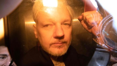 J.Assange'as atvyko į teismą