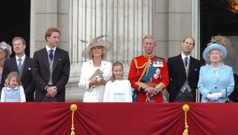 I&scaron; kairės: lordas Ivaras Mountbattenas, princas Williamas, Kornvalio hercogienė Camilla, princas Charlesas, princas Edwardas ir karalienė Elizabeth II (2005 m.)