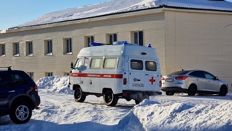 Medikų automobilis prie ypatingojo režimo pataisos darbų kolonijos nr.3 Charpe, kur mirė Aleksejus Navalnas 