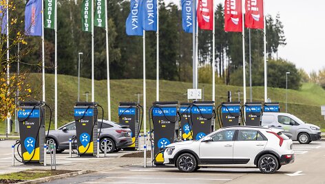 &bdquo;Ignitis ON&ldquo; Vilniuje atidarė didžiausią itin greito elektromobilių įkrovimo parką