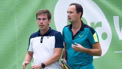 Augustas Radžukynas kairėje