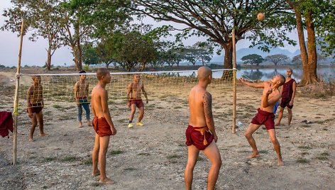 Vakarėjant vienuoliai susirenka pažaisti činloną Hpa An'e, Birmoje