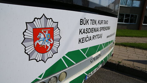 Policijos atributika papuo&scaron;tas autobusas