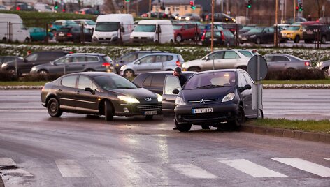 Vilniuje gatvės virto čiuožykla, žmonės įstrigo didžiulėse spūstyse