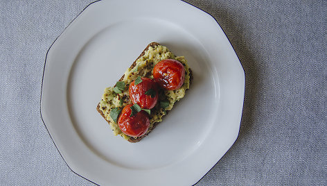 Sumuštinis su avokado ir avinžirnių užtepu bei pomidoriukais