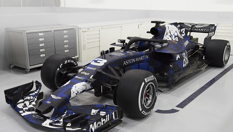 „Red Bull“ pristatė naująjį 2018 metų „Formulės 1“ bolidą