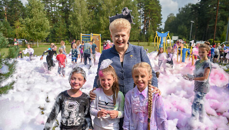 Prezidentė lankėsi vaikų dienos centre ir dalyvauja akcijos &bdquo;Padovanok vaikui vasarą&ldquo; uždarymo &scaron;ventėje