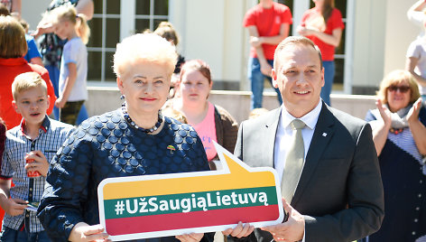 Prezidentė padėkos dovaną įteikė „Lidl Lietuva“ generaliniam direktoriui Radostinui Roussev-Peine 