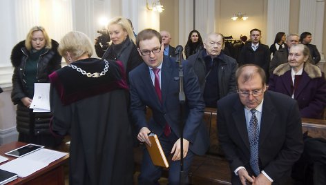 Marina Liutkevičienė, Vitalija Vonžutaitė, Vytautas Gapšys, Viktoras Uspaskichas ir pro juos praeninti teisėja