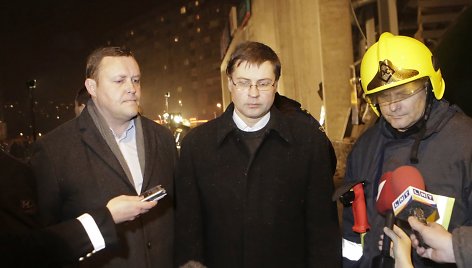 Latvijos premjeras Valdis Dombrovskis (centre)