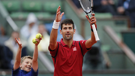 Novakas Džokovičius 6-ą kartą iš eilės žais „Roland Garros“ čempionato pusfinalyje