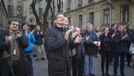 Susirinkę žiniasklaidos atstovai paplojo STT pareigūnams už &bdquo;gerą darbą&ldquo;.