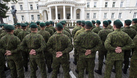 Jaunesniųjų karininkų vadų mokymų pirmojo karininko laipsnio suteikimo ceremonija