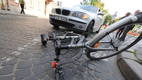 Vilniuje (Liejyklos gatvėje) BMW partrenkė dviratininkę.