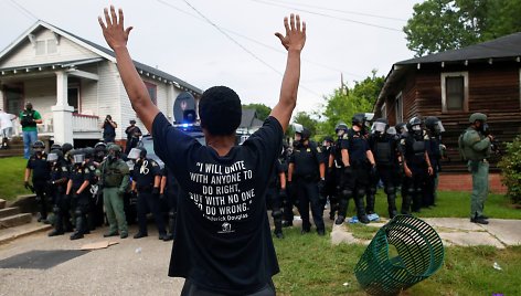 Protestai JAV dėl policijos smurto prieš juodaodžius