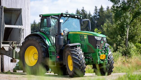 „John Deere“ traktorius