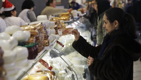 Moteris perka maisto produktus Maskvoje