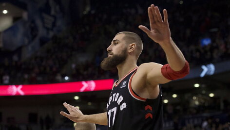 Jonas Valančiūnas pelnė 21 ta&scaron;ką, o &bdquo;Raptors&ldquo; i&scaron;kovojo 11 pergalę i&scaron; eilės, kai namie po pratęsimo palaužė &bdquo;Mavericks&ldquo; ekipą.
