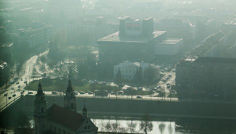 Vilnius paniręs į melsvą rūką