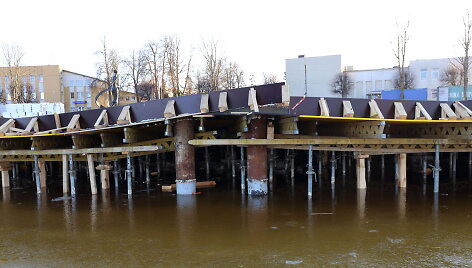 &Scaron;irvintose betono svorio neatlaikė statoma estrada