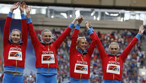 4 po 400 m Pekino žaidynių sidabro medalininkės rusės: Tatjana Firova trečia i&scaron; kairės