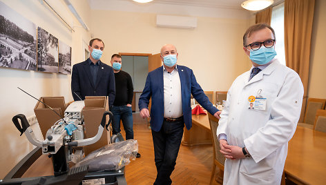 Kauno klinikoms perduoti 5 mobilūs keltuvai