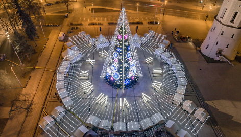 Įžiebta Vilniaus Kalėdų eglė „Laikas“ – lyg stilizuotas laikrodis