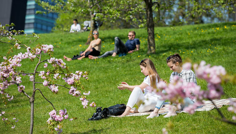 Vilniečiai džiaugiasi vasariška šiluma