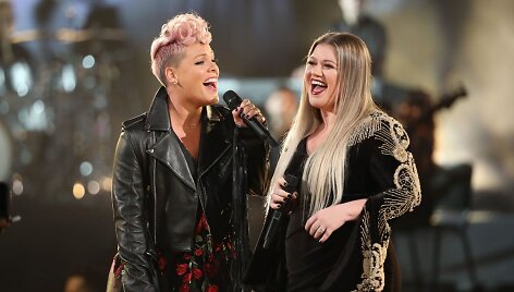Pink ir Kelly Clarkson