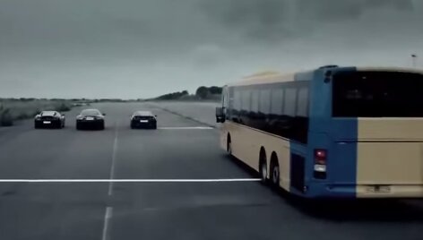Traukos lenktynės, kuriose dalyvauja autobusas, &bdquo;Ferrari&ldquo;, &bdquo;Maserati&ldquo; ir &bdquo;Chevrolet&ldquo;