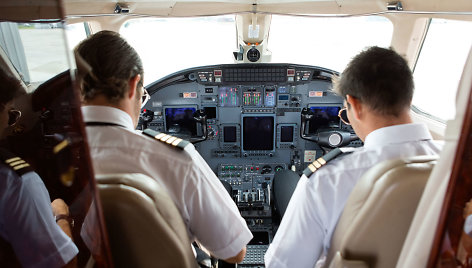 Pilotai privalo turėti sveikus dantis: kodėl skrendant lėktuvu tai yra svarbu