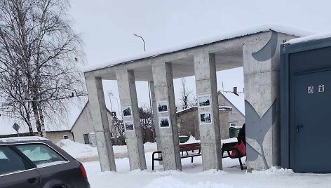 Piktinamasi, kad Salantų autobusų stotelė &ndash; kiaurai perpučiama
