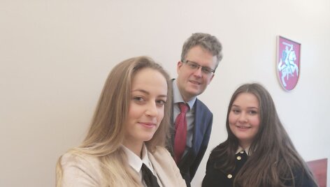 Goda Radzevičiūtė ir Agnė Narmontaitė su Lietuvos apeliacinio teismo teisėju dr. Justu Namavičiumi.