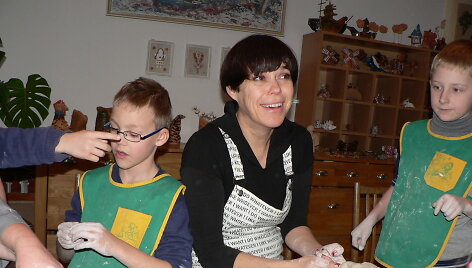 Nomeda Marčėnaitė kuria skulptūras su vaikais