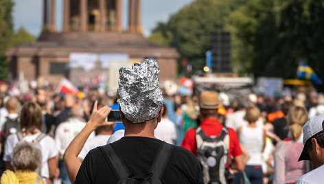 Berlyne rugpjūčio 29 d. į protestą rinkosi nepritariantieji Vokietijoje kovoje su COVID-19 taikomoms priemonėms 