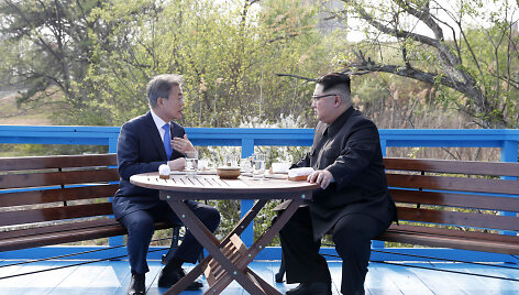 &Scaron;iaurės ir Pietų Korėjos lyderiai: Kim Jong Unas ir Moon Jae-inas 