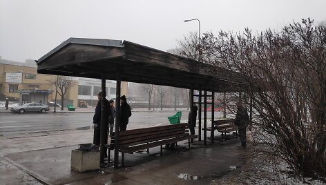 Nerenovuota Kalniečių poliklinikos stotelė Kaune