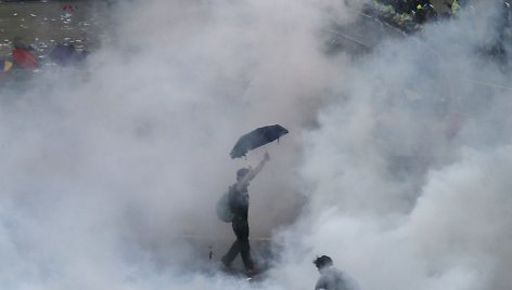 Honkonge protestuotojai buvo vaikomi panaudojus ašarines dujas.