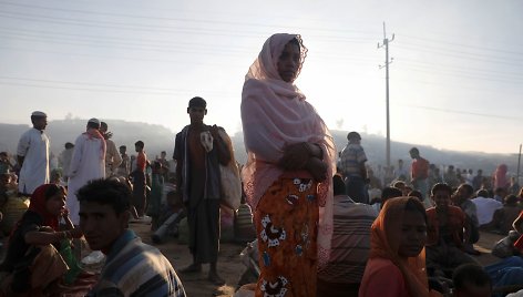 Persekiojami rohinjai iš savo šalies bėga į Bangladešą