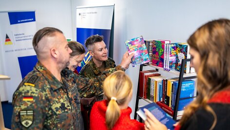 LKI perdavė Vokietijoje i&scaron;leistas lietuvių autorių knygas Vokietijos brigadai