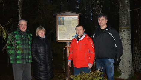 Kazimieraičio vaikaičiai prie Kazimieraičio vadavietės 