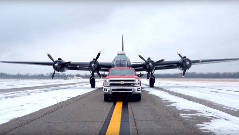 „Chevrolet Silverado“ tempia 17 tonų lėktuvą