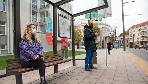 Atstumai ir apsauginės veido kaukės Kaune