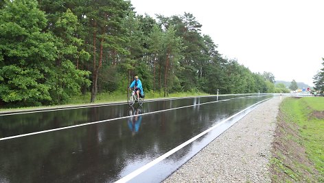 Šalia kelio Kaunas–Jurbarkas, tarp Ringaudų ir Kačerginės, planuojama nutiesti dviračių taką